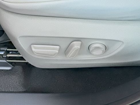 Used 2025 Toyota Highlander XLE AWD/4WD image 13