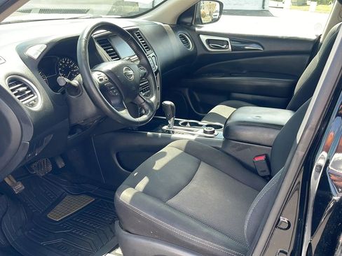 Used 2019 Nissan Pathfinder SV image 19