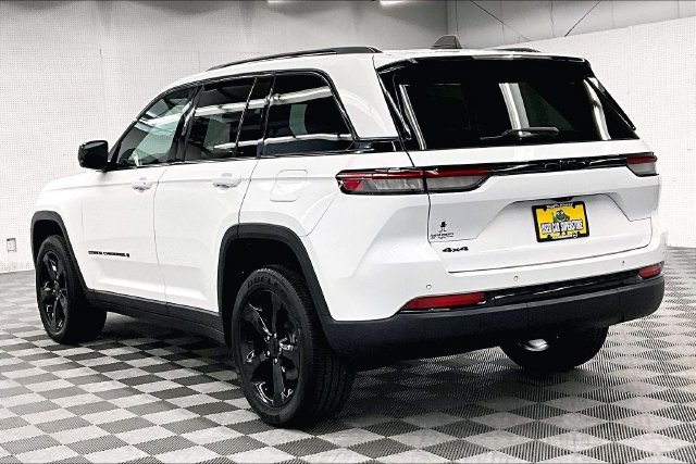 Used 2023 Jeep Grand Cherokee Altitude AWD/4WD image 2