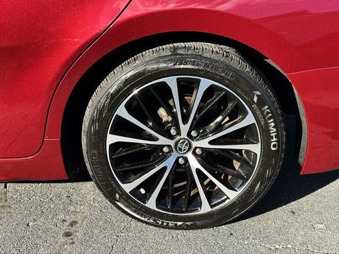 Used 2018 Toyota Camry SE image 9