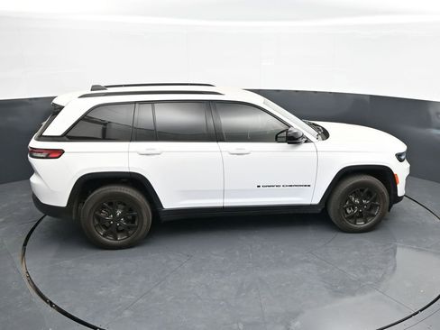 Used 2024 Jeep Grand Cherokee Altitude AWD/4WD image 38