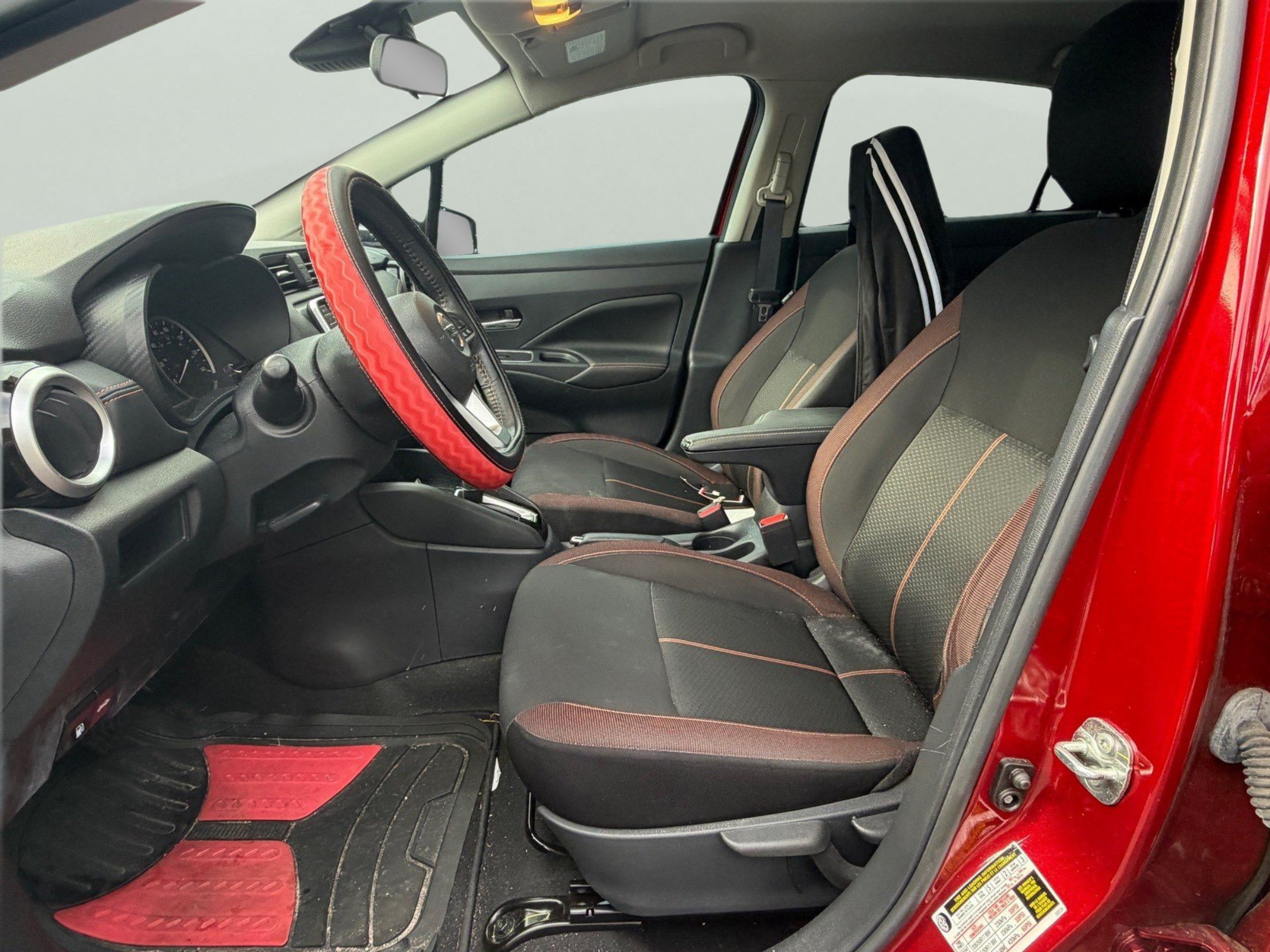 Used 2022 Nissan Versa SR FWD image 9