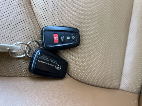 Used 2023 Toyota Highlander Platinum image 20