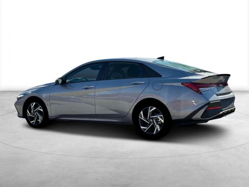 New 2025 Hyundai Elantra SEL image 4