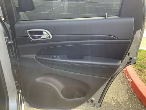 Used 2018 Jeep Grand Cherokee Altitude image 34