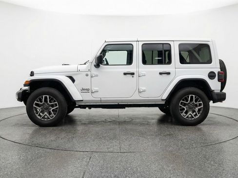 Used 2025 Jeep Wrangler Sahara image 5