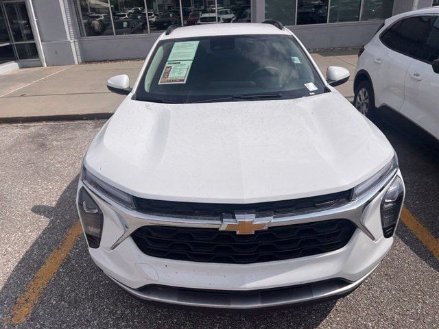 Used 2025 Chevrolet Trax LT FWD image 2