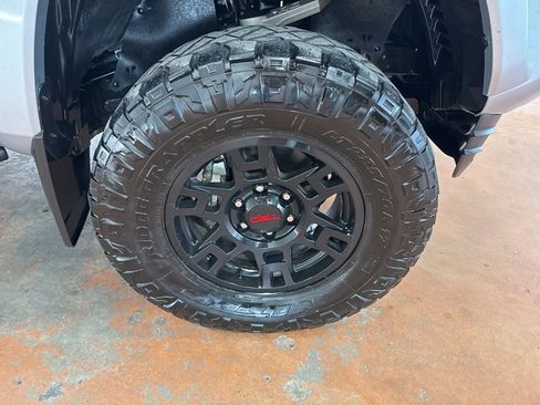 Used 2022 Toyota Tacoma Limited image 10