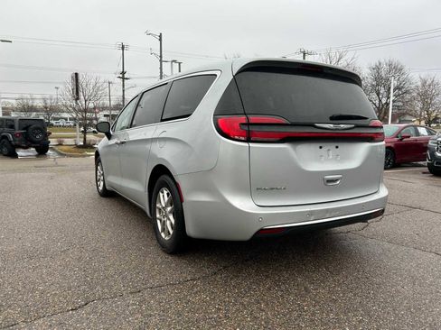 Certified 2024 Chrysler Pacifica Touring-L image 21
