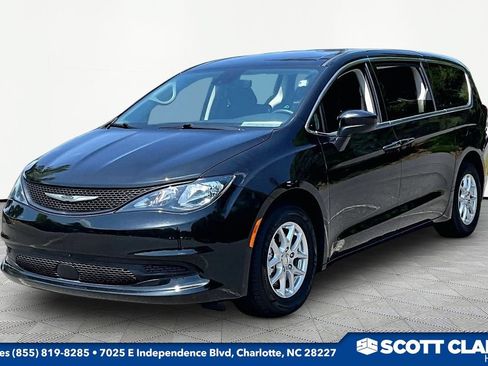 Used 2023 Chrysler Voyager LX FWD image 3