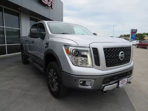 Used 2017 Nissan Titan PRO-4X image 9