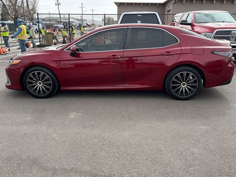 Used 2022 Toyota Camry LE image 4