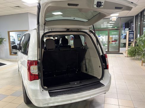 Used 2016 Chrysler Town & Country Touring-L image 55