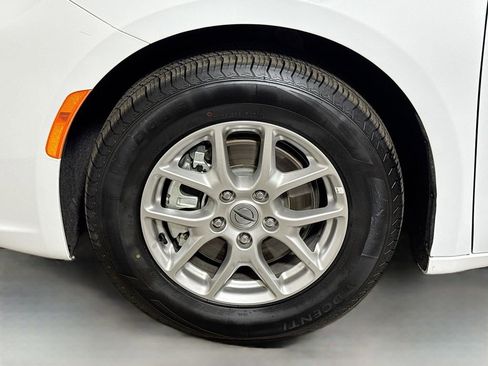 Used 2025 Chrysler Pacifica Select image 31