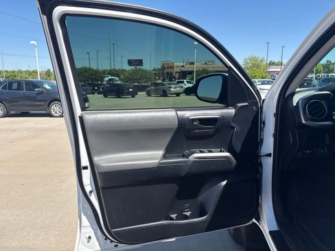 Used 2019 Toyota Tacoma SR5 AWD/4WD image 9