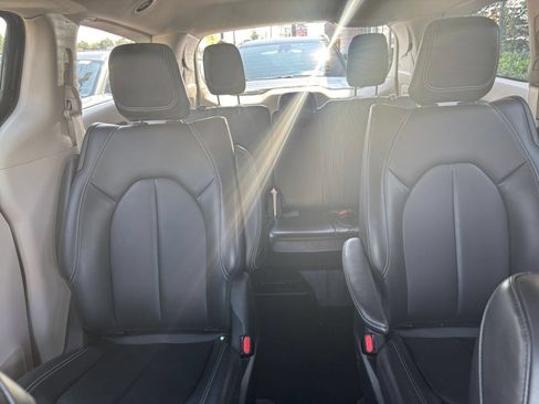 Used 2023 Chrysler Pacifica Touring-L FWD image 40