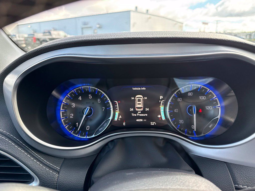 Used 2025 Chrysler Pacifica Limited FWD image 36