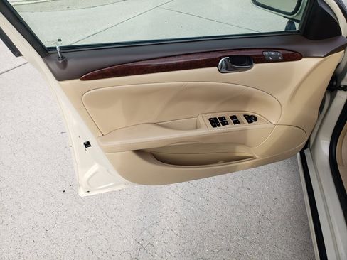 Used 2011 Buick Lucerne CXL image 17