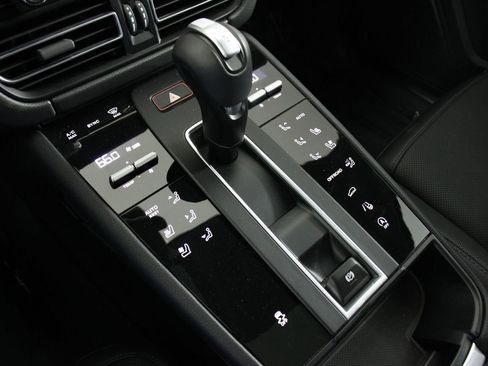 Certified 2026 Porsche Macan AWD/4WD image 18