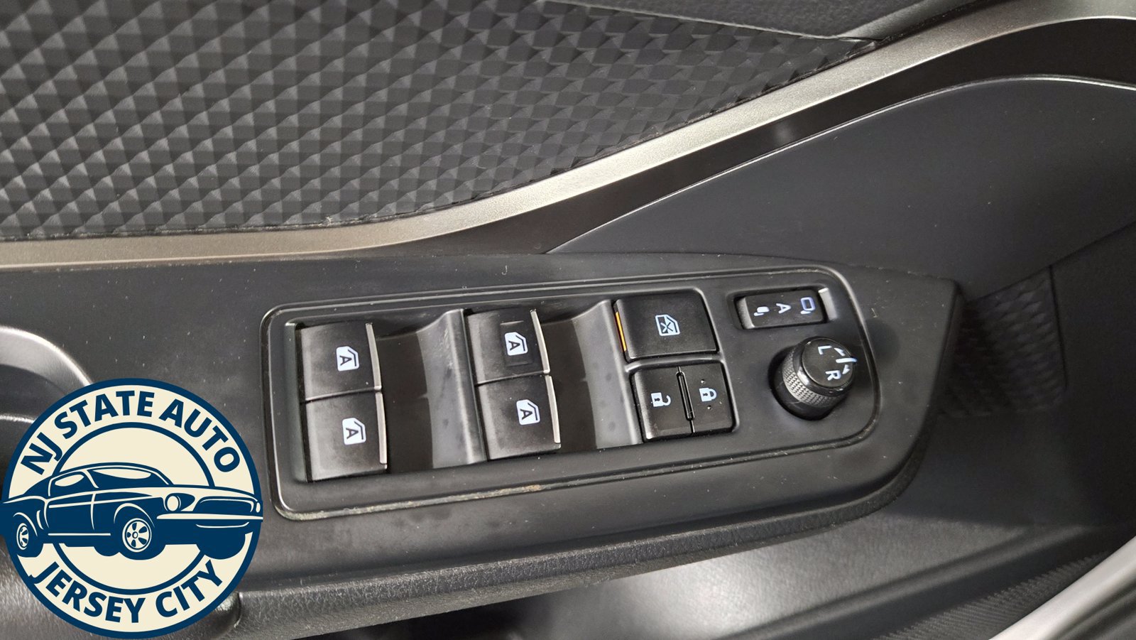 Used 2018 Toyota C-HR XLE FWD image 21
