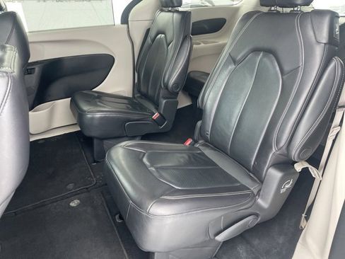 Used 2022 Chrysler Pacifica Touring-L image 9