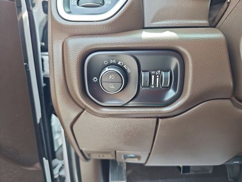Used 2025 RAM 2500 Laramie AWD/4WD image 32