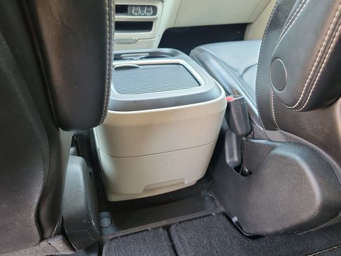 Used 2023 Chrysler Pacifica Touring-L FWD image 12