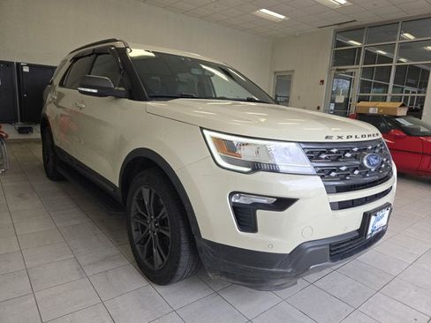 Used 2018 Ford Explorer XLT w/ Equipment Group 202A AWD/4WD image 3