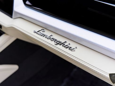 Used 2026 Lamborghini Urus SE AWD/4WD image 55