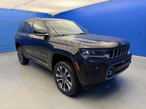 Used 2022 Jeep Grand Cherokee Overland w/ Advanced Protech Group III AWD/4WD image 2