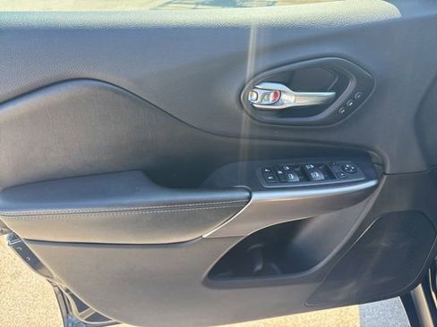 Used 2019 Jeep Cherokee Limited FWD image 23