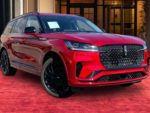 Used 2025 Lincoln Aviator Reserve w/ Equipment Group 201A image 2