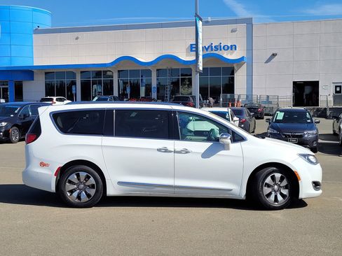 Used 2018 Chrysler Pacifica Limited w/ Advanced Safetytec Group image 4