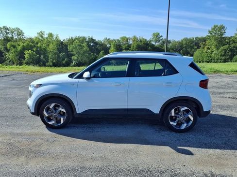 Used 2025 Hyundai Venue SEL FWD image 11