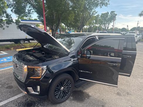 Used 2021 GMC Yukon XL Denali w/ Denali Premium Package AWD/4WD image 12