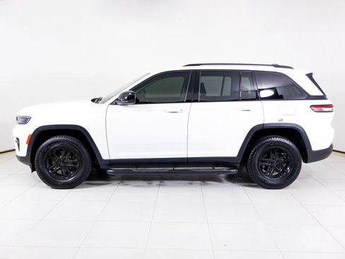 Used 2023 Jeep Grand Cherokee Laredo AWD/4WD image 2