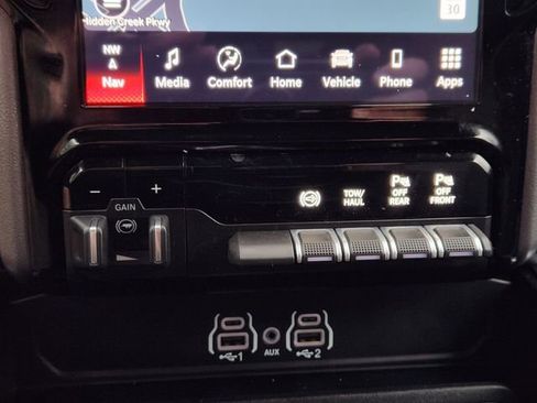 Used 2025 RAM 3500 Laramie AWD/4WD image 18