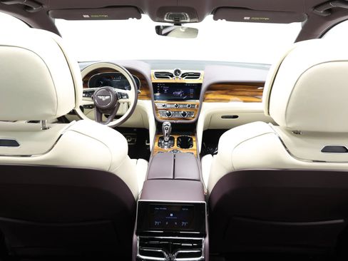 Used 2023 Bentley Bentayga Extended Wheelbase AWD/4WD image 37
