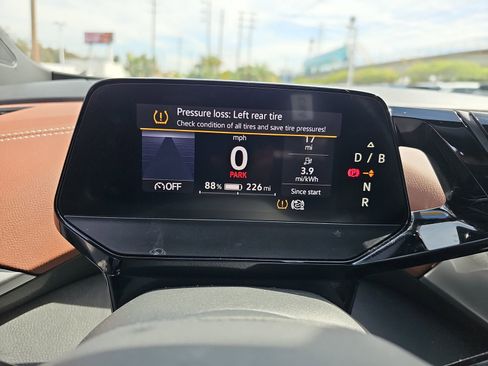 Certified 2022 Volkswagen ID.4 Pro S w/ Gradient Package image 10