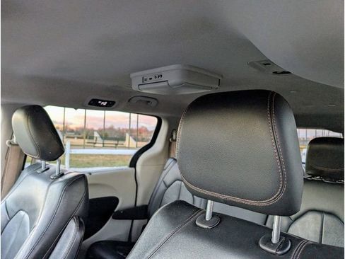 Used 2017 Chrysler Pacifica Touring-L image 15