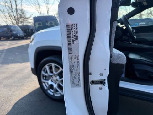 Used 2023 Jeep Compass Latitude image 29