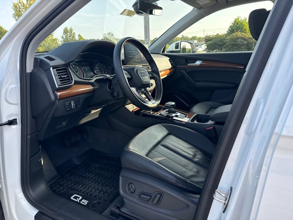 Used 2023 Audi Q5 2.0T Premium w/ Convenience Package AWD/4WD image 12