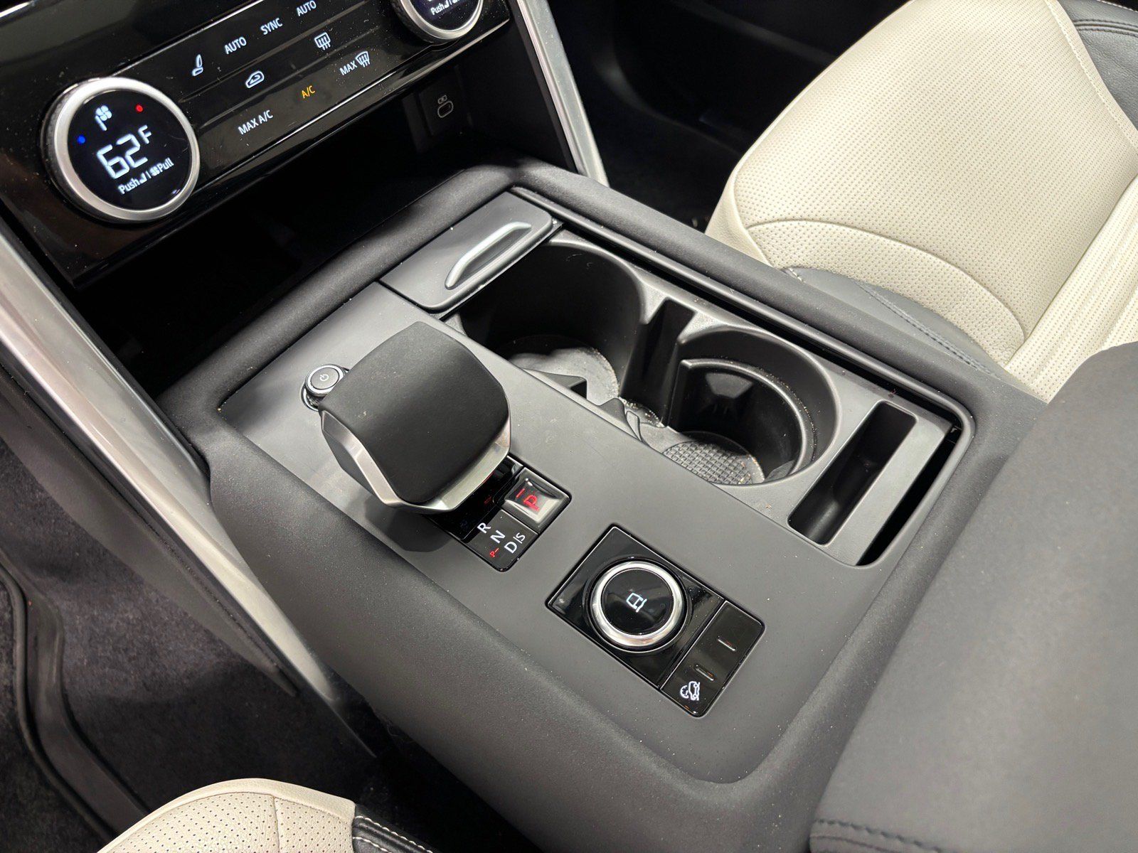 New 2025 Land Rover Discovery S AWD/4WD image 13