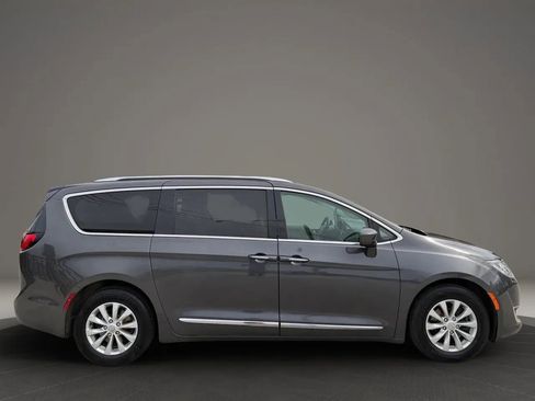 Used 2019 Chrysler Pacifica Touring-L FWD image 8