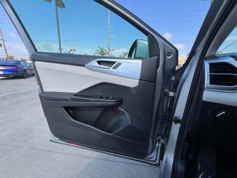 Used 2025 Volkswagen Taos SE FWD image 18