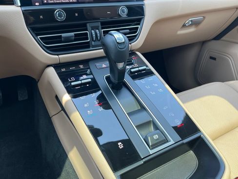 Used 2022 Porsche Macan AWD/4WD image 40