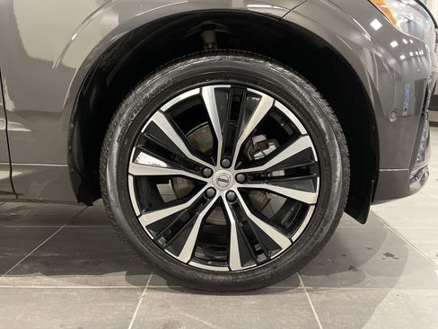 Used 2025 Volvo XC60 B5 Plus image 12