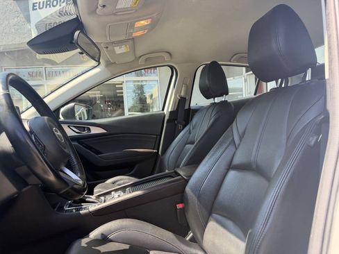 Used 2018 MAZDA MAZDA3 Touring FWD image 19