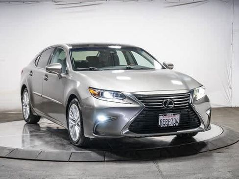 Used 2018 Lexus ES 350 w/ Luxury Package w/Wood Trim image 5