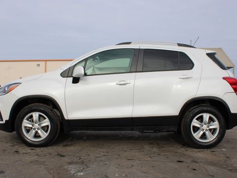 Used 2021 Chevrolet Trax LT w/ LT Convenience Package image 9